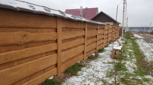 Забор на винтовых сваях горизонтальный из дерева