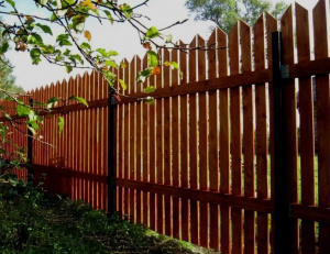 Дачный забор из деревянного штакетника
