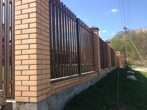 Забор из металлического штакетника